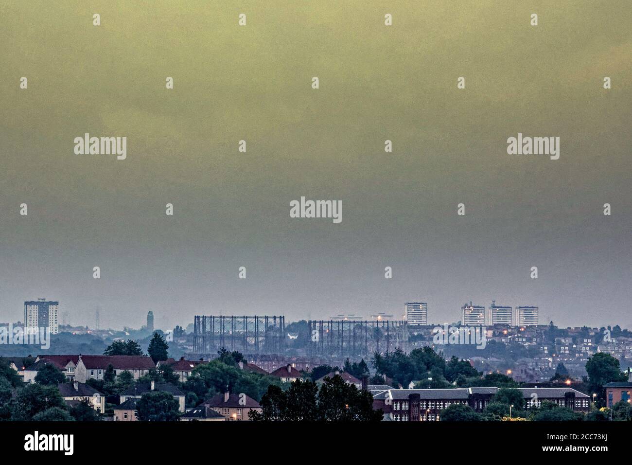 Glasgow, Scozia, Regno Unito 19 agosto, 2020: Regno Unito Meteo: Storm Ellen ha cominciato a soffiare in tarda giornata come pioggia e vento hanno mostrato la gente del posto una fine all'estate. Credit: Gerard Ferry/Alamy Live News Foto Stock