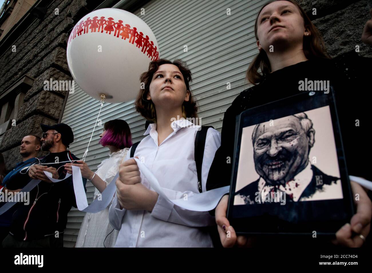 Mosca, Russia. 19 agosto 2020 le donne che detengono un nastro bianco, simbolo del movimento di opposizione, durante un raduno contro i risultati ufficiali delle elezioni presidenziali bielorusse di fronte all'ambasciata bielorussa a Mosca, Russia Foto Stock