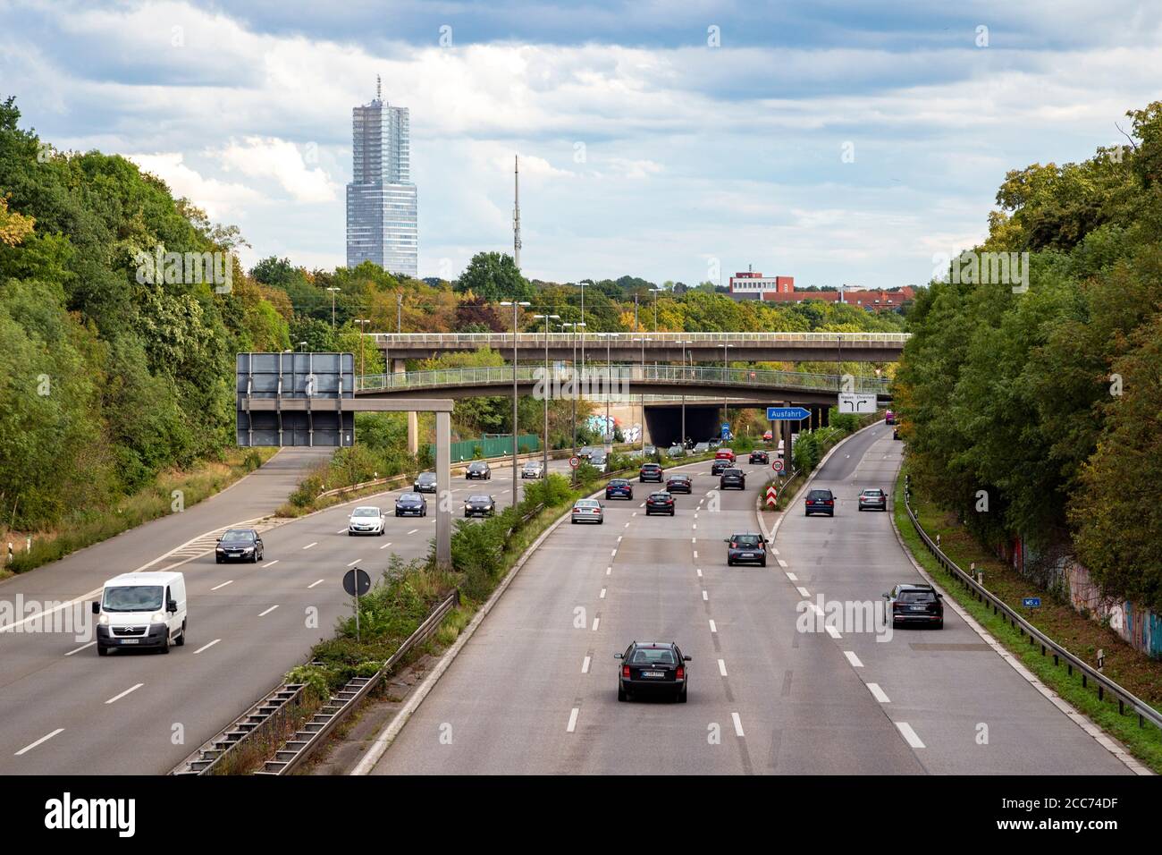Colonia, NRW, Germania, 08 17 2020, traffico sull'autostrada A56, retroilluminazione rossa, camion e auto, sfocatura del movimento, all'aperto Foto Stock