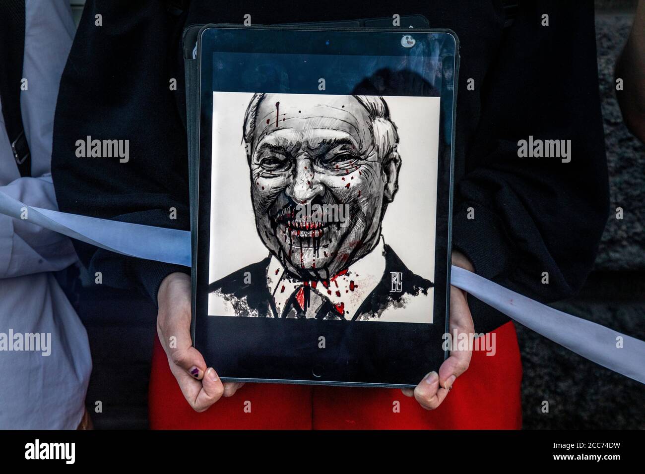 Mosca, Russia. 19 agosto 2020 le donne che detengono un nastro bianco, simbolo del movimento di opposizione, durante un raduno contro i risultati ufficiali delle elezioni presidenziali bielorusse di fronte all'ambasciata bielorussa a Mosca, Russia Foto Stock