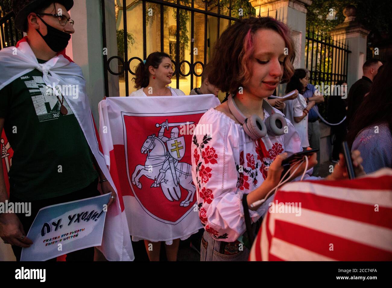 Mosca, Russia. Il 19 agosto 2020 persone partecipano a un raduno contro i risultati ufficiali delle elezioni presidenziali bielorusse di fronte all'ambasciata bielorussa a Mosca, in Russia Foto Stock