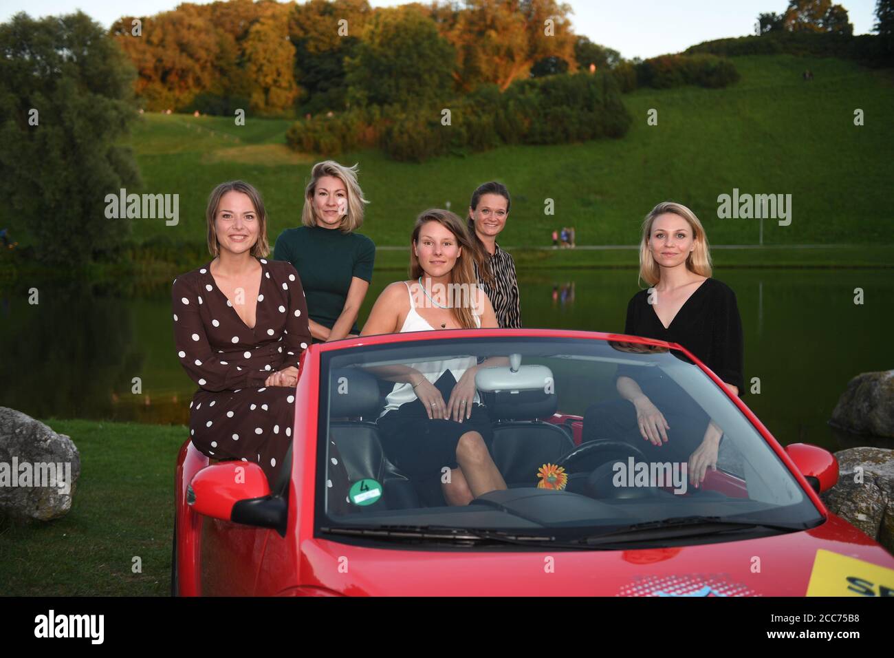 Monaco, Germania. 19 agosto 2020. Le attrici Josephine Ehlert, (l-r) l'attrice Genija Rykova, l'attrice Xenia Tiling, il regista e sceneggiatore Natalie Spinell, e l'attrice Teresa Rizos si presenteranno prima della premiere mondiale della seconda stagione di Servus Baby al cinema all'aperto all'Olympiasee al popup Filmfest München. Credit: Felix Hörhager/dpa/Alamy Live News Foto Stock