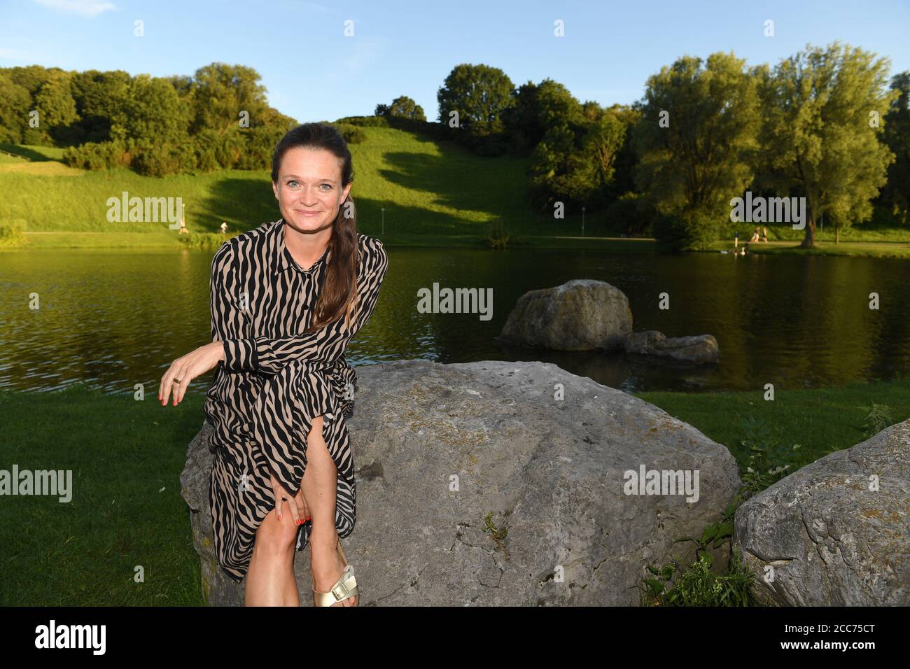 Monaco, Germania. 19 agosto 2020. Il regista e sceneggiatore Natalie Spinell si presenta prima della prima mondiale della seconda stagione di Servus Baby all'aria aperta al cinema dell'Olympiasee al pop-up Filmfest München. Credit: Felix Hörhager/dpa/Alamy Live News Foto Stock