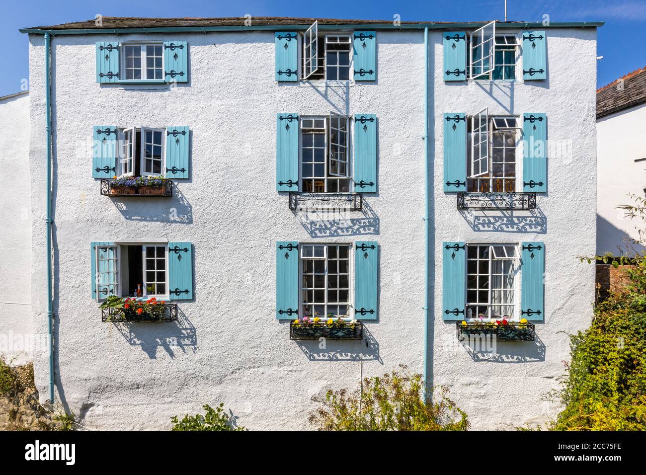 Pittoreschi edifici con navette a Riverside Walk in Lyme Regis, una popolare località balneare sulla Costa Jurassic a Dorset, Inghilterra sud-occidentale Foto Stock