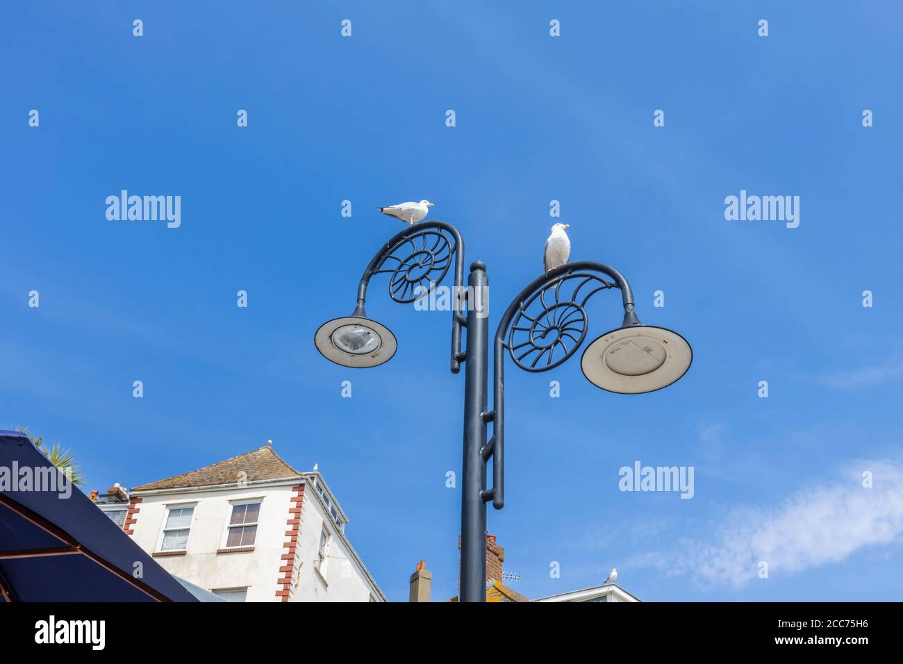 Lampioni a forma di Ammonite sul lungomare, Lyme Regis, una popolare località balneare sulla Costa Jurassic a Dorset, Inghilterra del sud-ovest Foto Stock