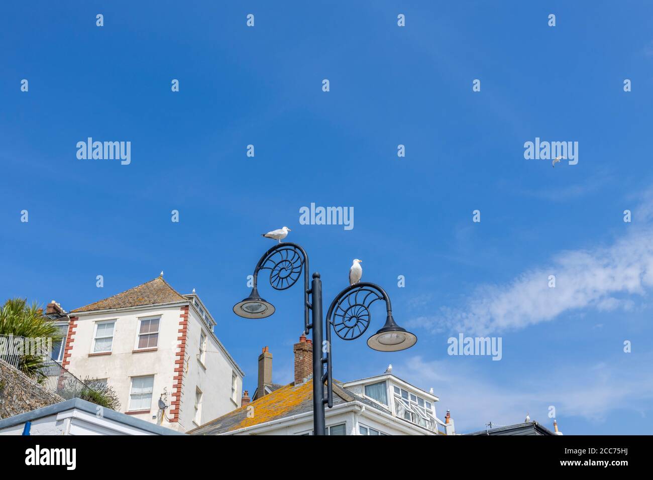 Lampioni a forma di Ammonite sul lungomare, Lyme Regis, una popolare località balneare sulla Costa Jurassic a Dorset, Inghilterra del sud-ovest Foto Stock