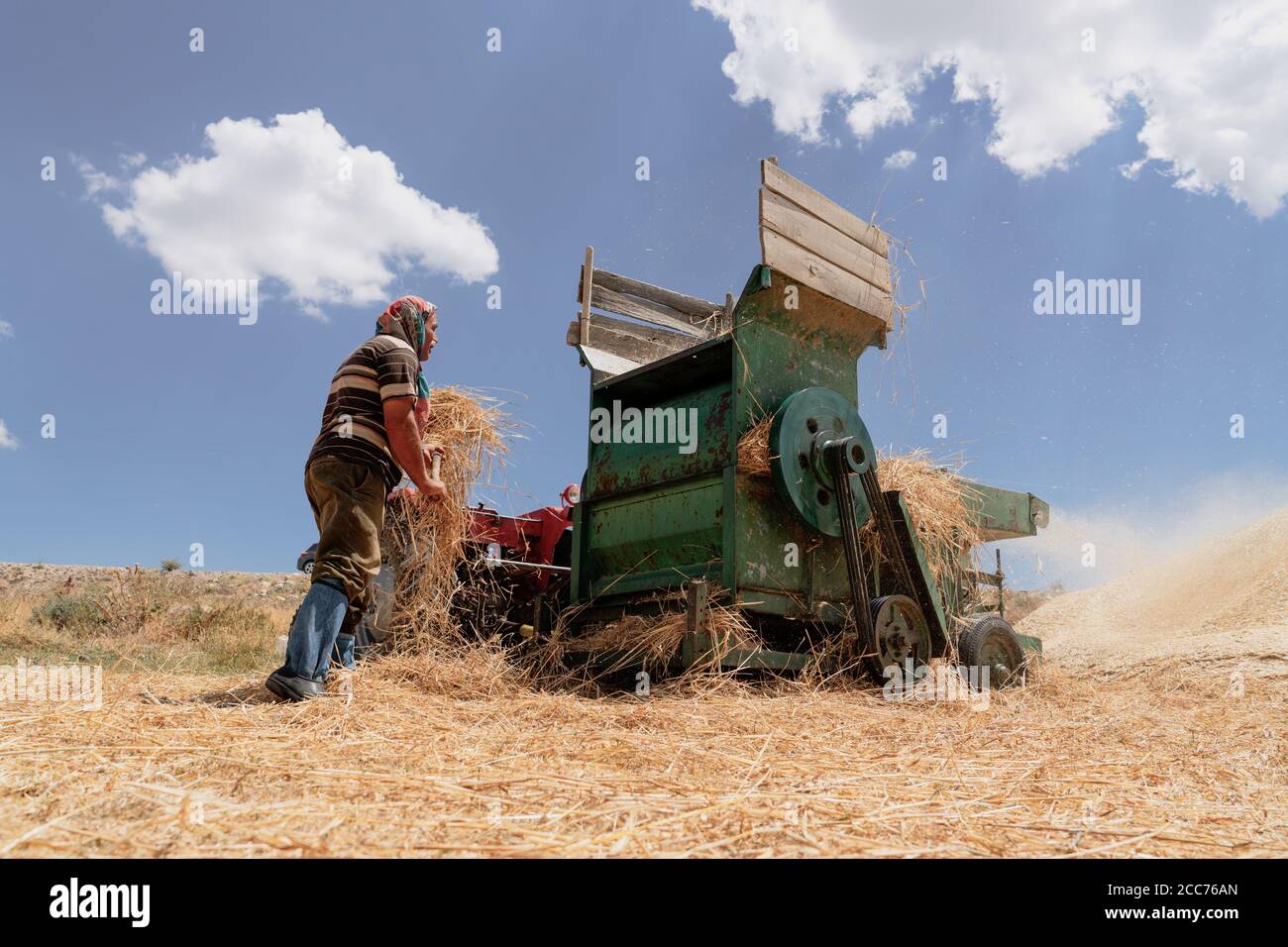 Ankara/Turchia-Agosto 09 2020: Fieniera tradizionale con trattori e trebbiatrice. Foto Stock
