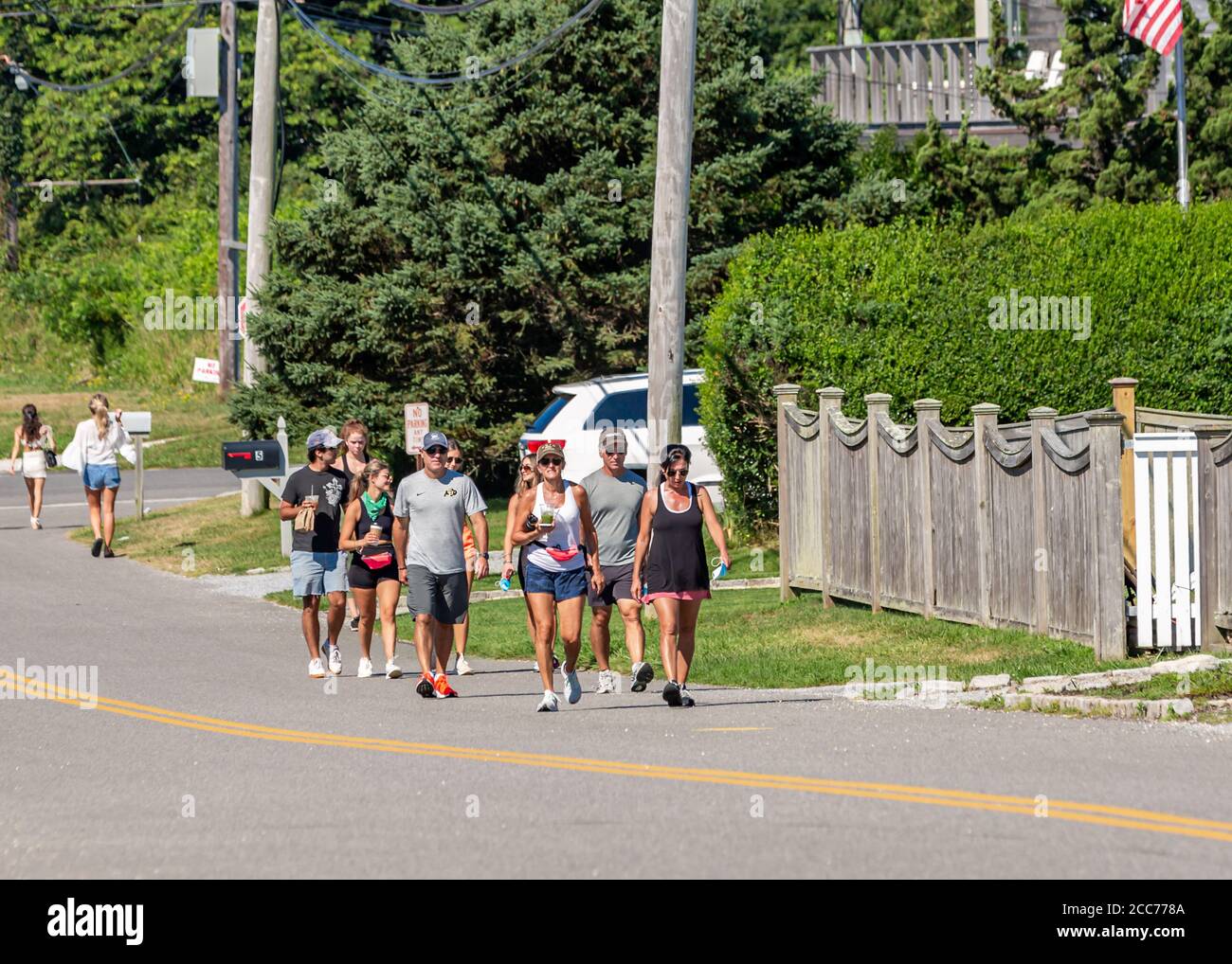 Gruppo di persone che camminano a Montauk in una mattina estiva. Foto Stock