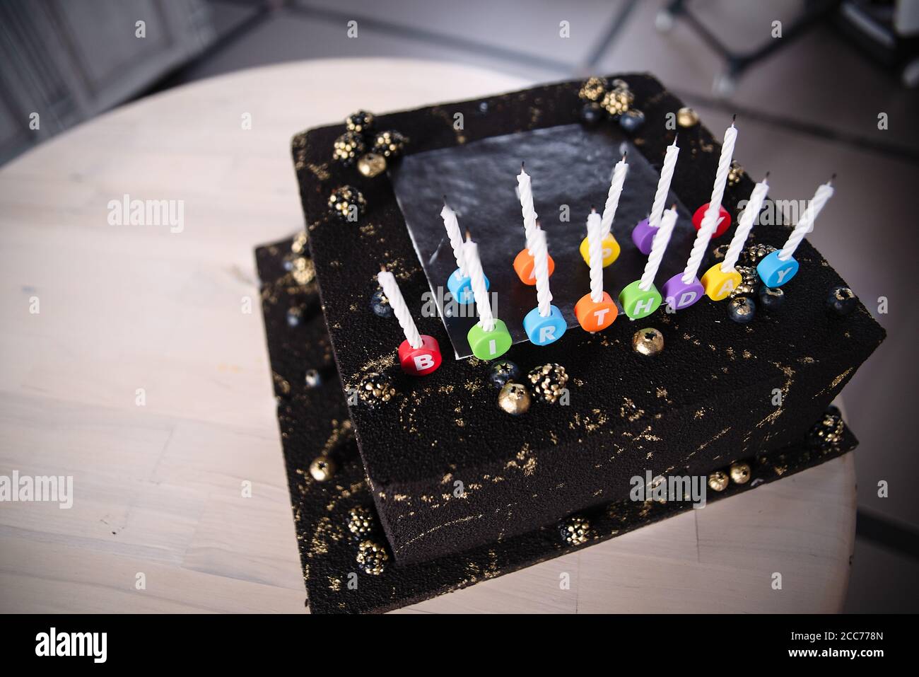 scritte di buon compleanno con una torta di compleanno su uno