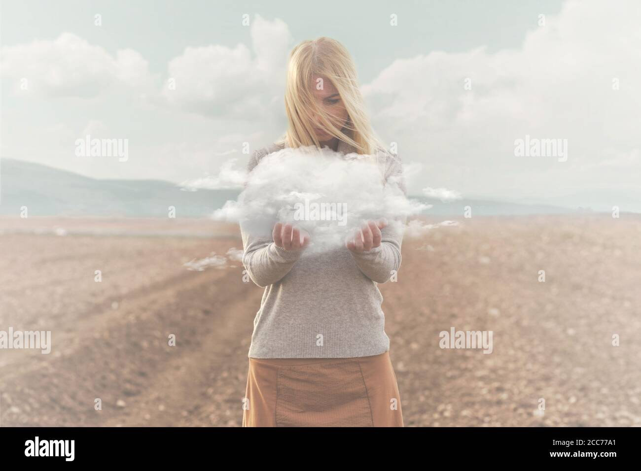 momento surreale , donna che tiene in mano una nuvola morbida Foto Stock