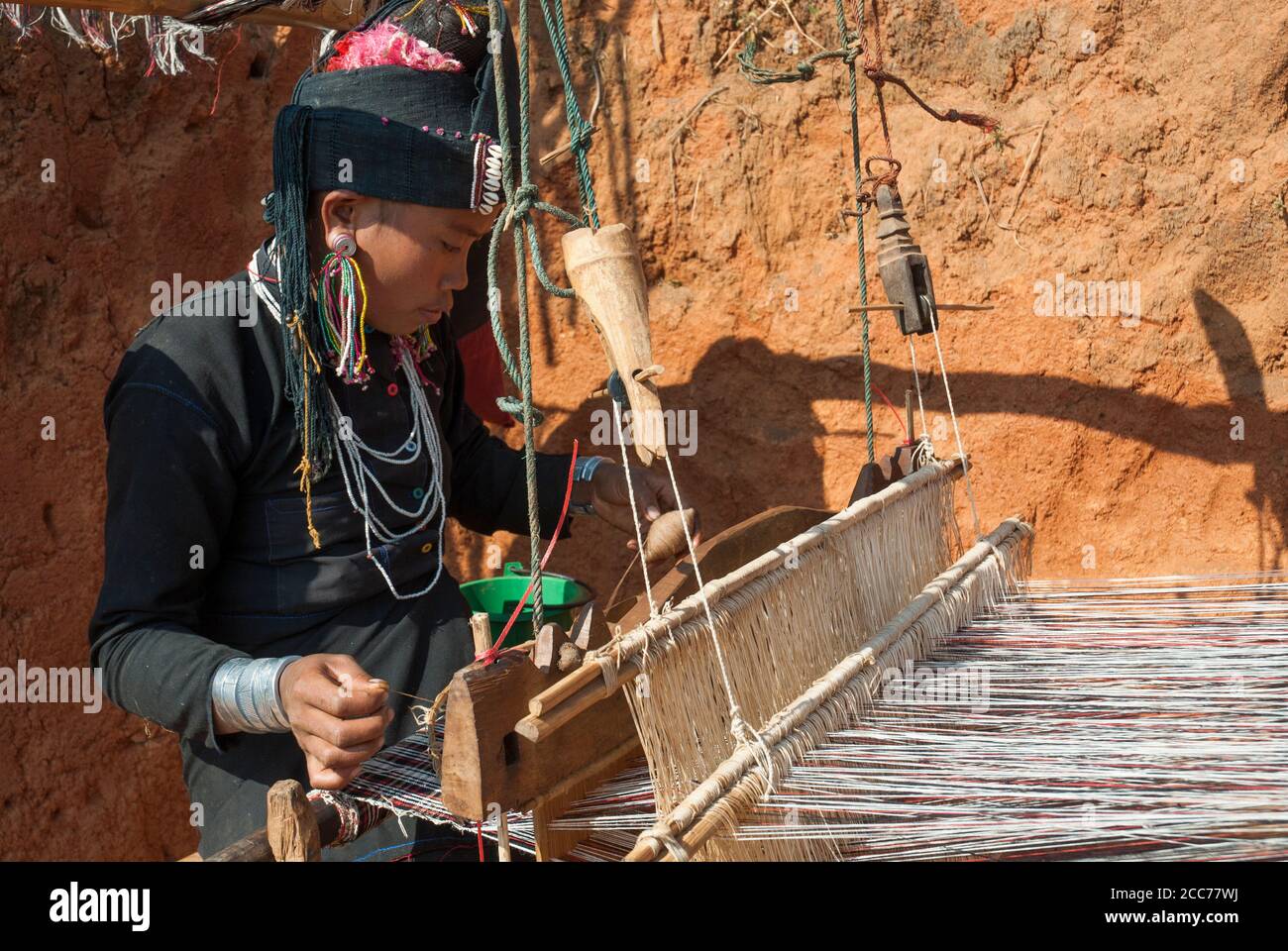 En tessitore tribale al suo telaio, Shan state, Myanmar Foto Stock