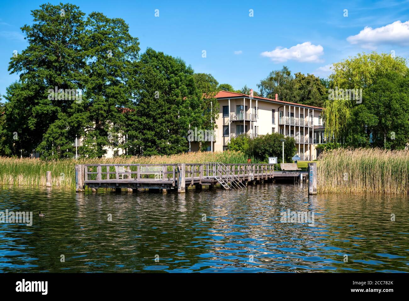 Vista dal Grienericksee al Seehotel a Rheinsberg-Brandenburg, Germania Foto Stock