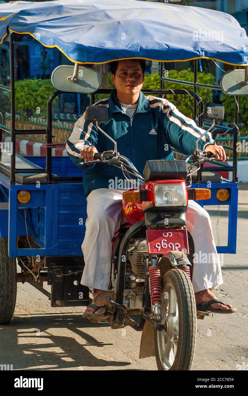 Trasporto su tre ruote a Tachileik, la città di confine del Myanmar di fronte a Mae Sai nel nord della Thailandia Foto Stock
