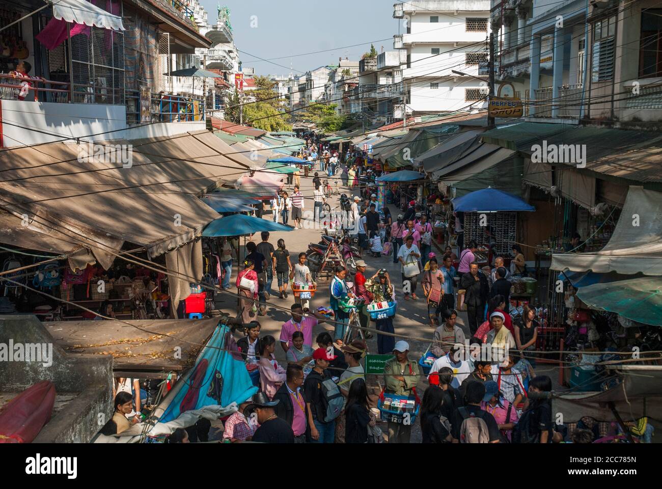 Mercato di strada nella città di confine Myanmar di Tachileik, di fronte Mae Sai, il punto più settentrionale della Thailandia. Foto Stock