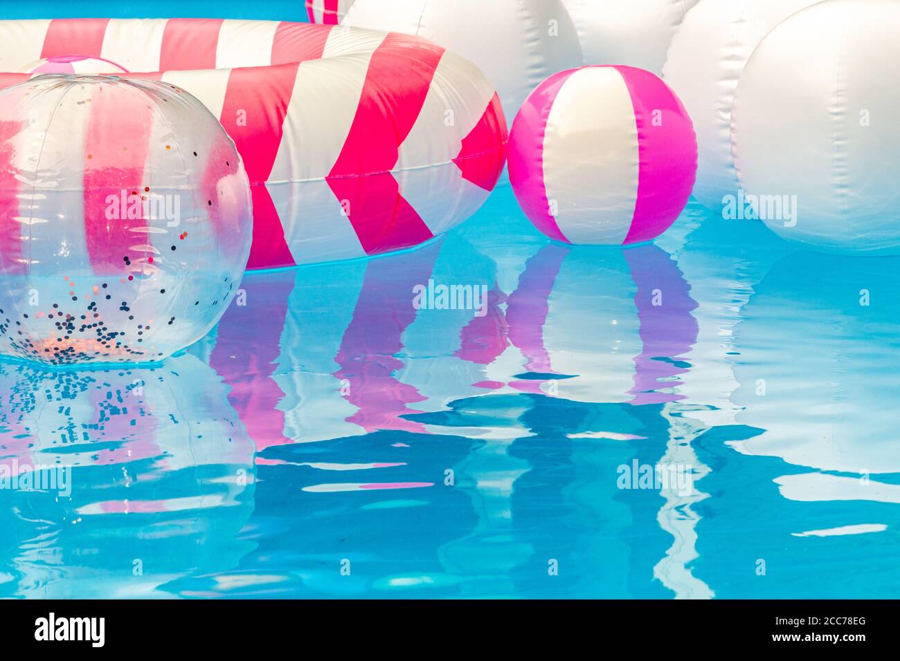 palline da spiaggia galleggianti in una piscina Foto Stock