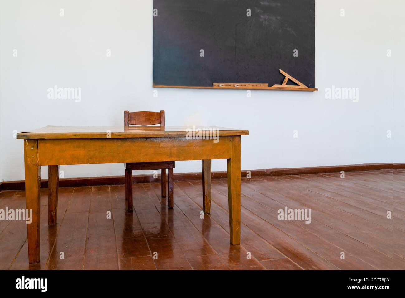I materiali per la lezione di matematica stanno sulla lavagna in una classe. Foto Stock