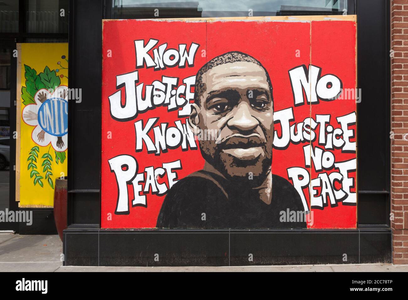 Pittura murale di George Floyd su ha imbarcato le finestre del negozio a causa delle proteste sociali e l'uccisione di George Floyd a Minneapolis, Minnesota. Foto Stock