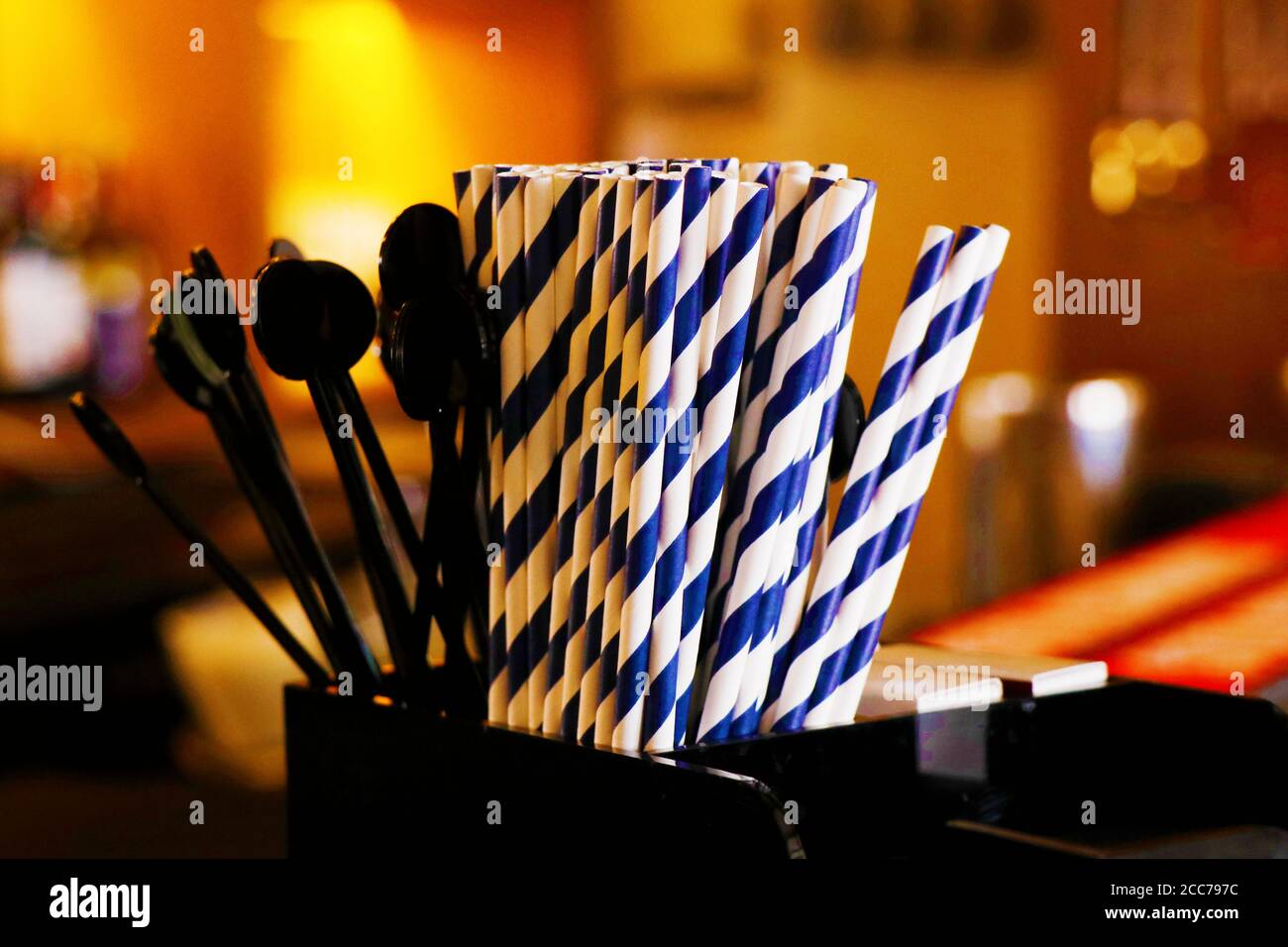 paglia di grano biodegradabile disponibile in un bar ristorante, plastica ridurre concetto Foto Stock