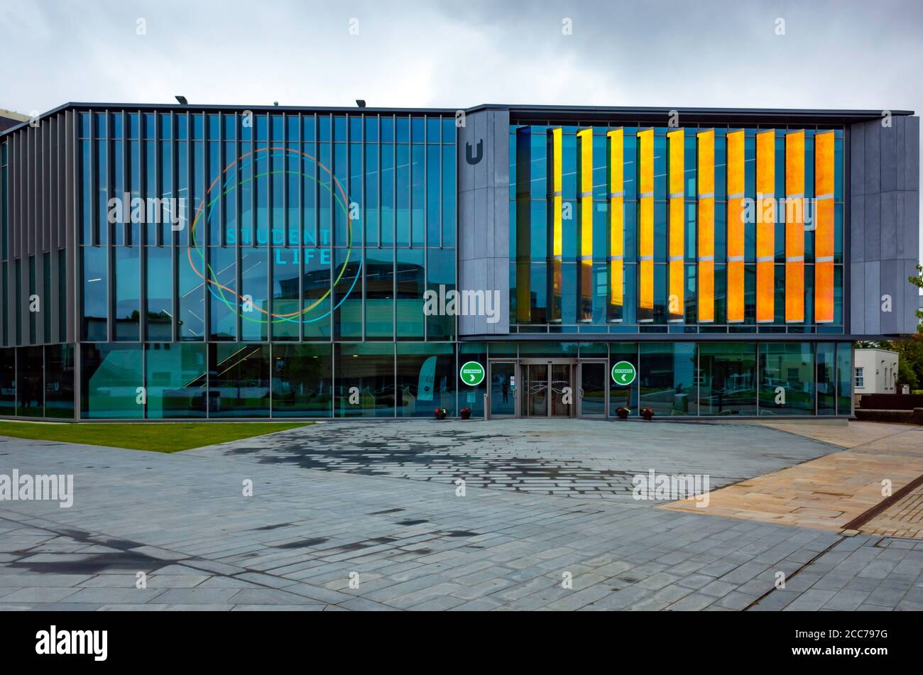 Teesside University Middlesbrough Student Life Building che offre una varietà di zone di apprendimento flessibili e un bar a fine estate prima studenti ariv Foto Stock