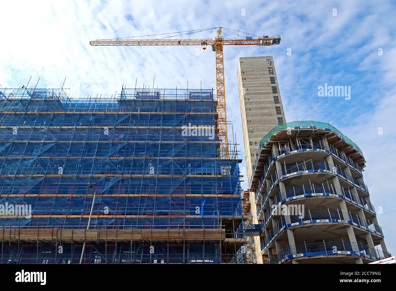Costruzione di un blocco torre, presso Parliament Square Development, Liverpool, centro città, con gru edile, Merseyside, Inghilterra, Regno Unito, L1 0BS Foto Stock