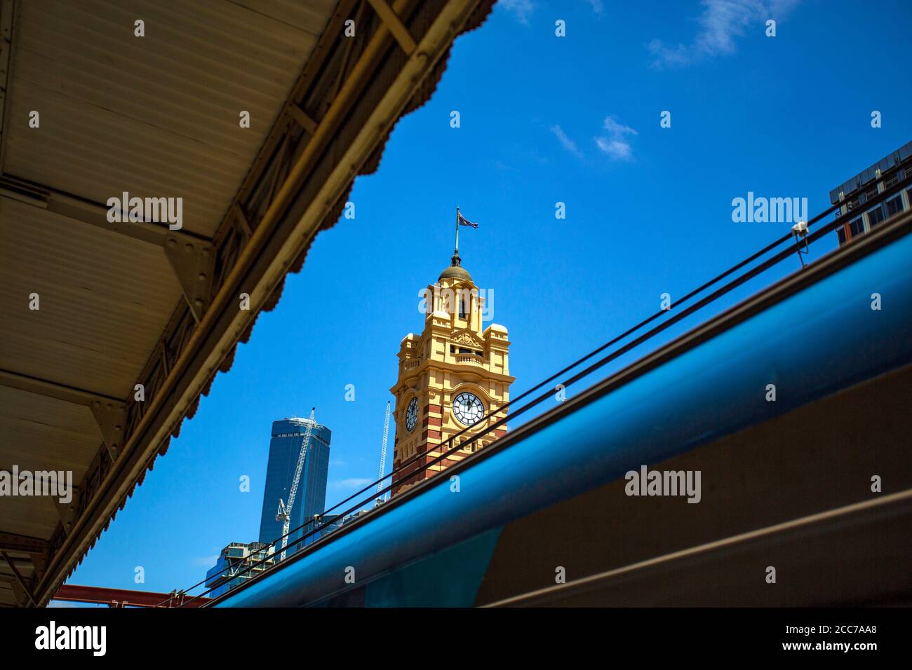 Vista della torre dell'orologio della stazione di Flinders Street a Melbourne, Victoria, Australia Foto Stock