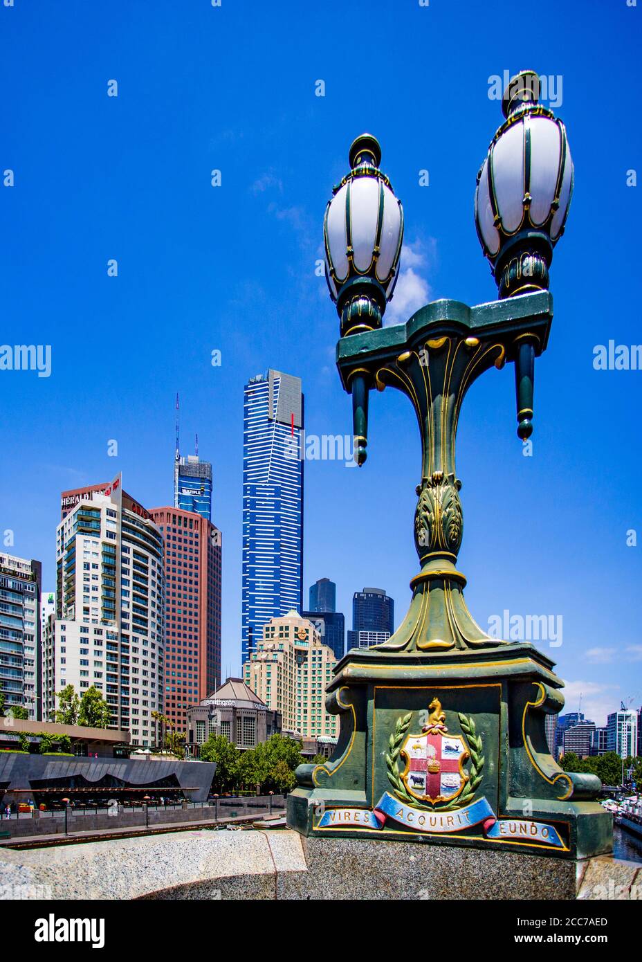 Le decorazioni in ghisa illuminano lo storico Princes Bridge con lo skyline di Southbank sullo sfondo, Melbourne, Victoria, Australia Foto Stock