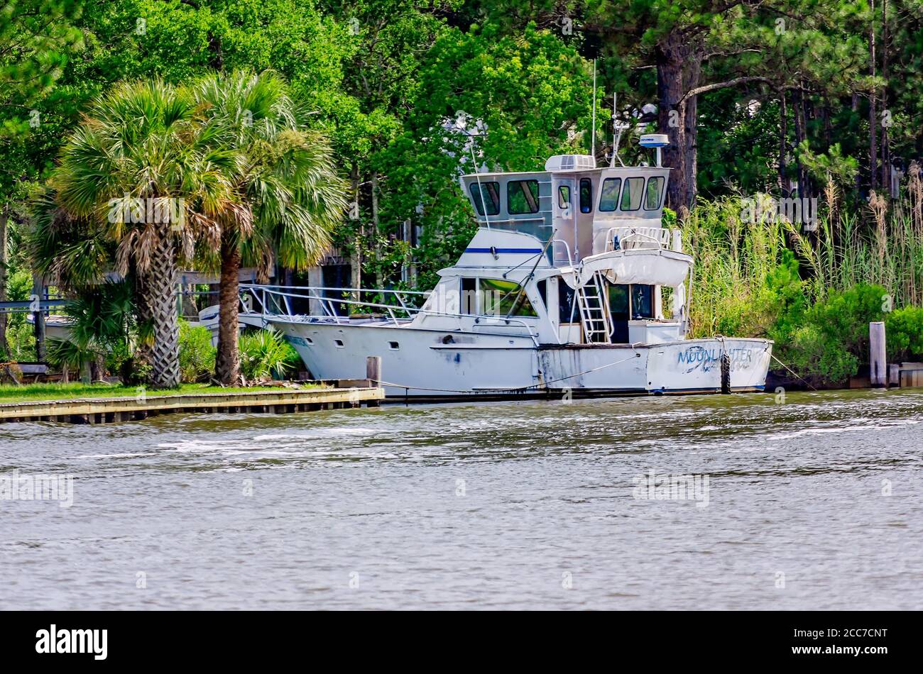 Una nave da pesca è ormeggiata in un canale privato sul West Fowl River, 6 luglio 2019, a Coden, Alabama. Foto Stock