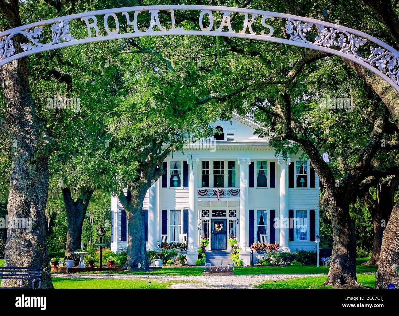 La Royal Oaks Mansion, costruita nel 1896, si affaccia sulla baia di Portersville, il 17 agosto 2020, a Coden, Alabama. Foto Stock