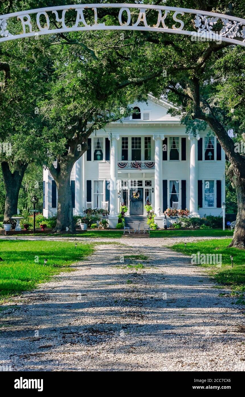 La Royal Oaks Mansion, costruita nel 1896, si affaccia sulla baia di Portersville, il 17 agosto 2020, a Coden, Alabama. Foto Stock