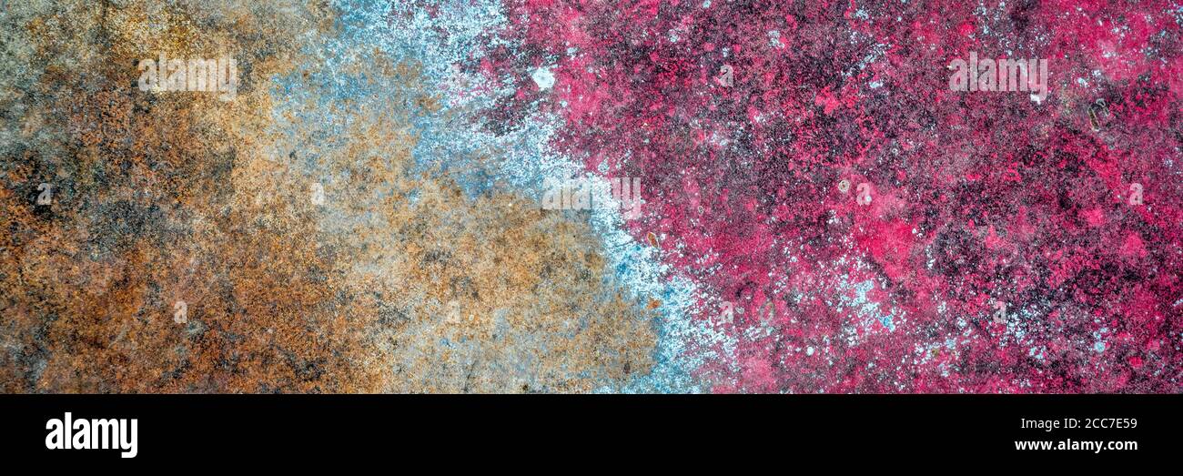 grunge rosso e blu verniciato in metallo texture di carrozzeria spazzatura auto, banner web panoramico Foto Stock