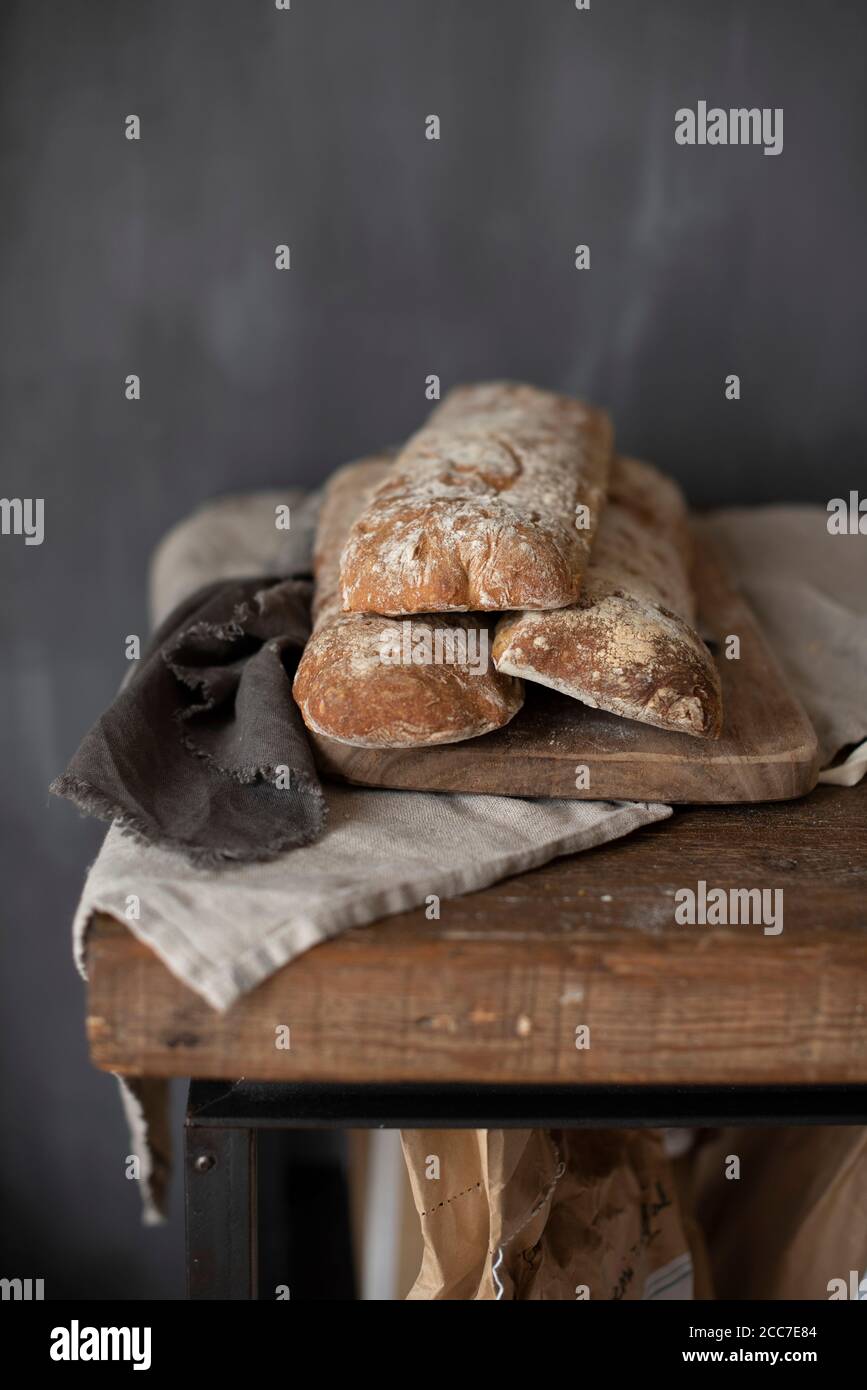 Pane ciabatta in una cucina rustica Foto Stock