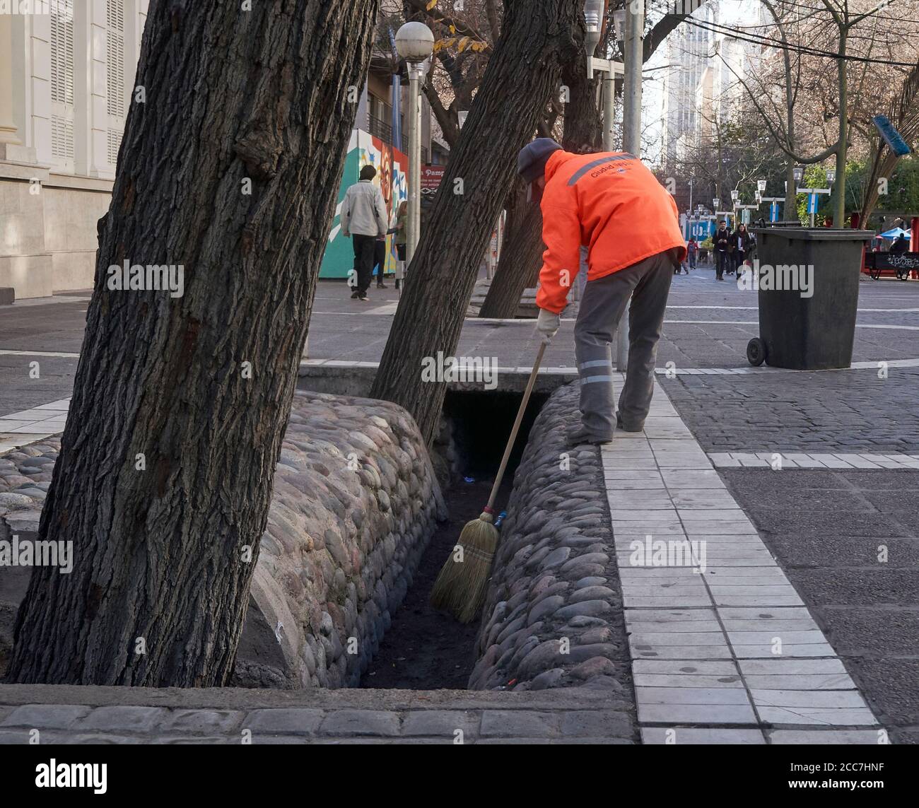 MENDOZA, ARGENTINA, 10 giugno 2015. Fosso di irrigazione, sistema di irrigazione sulle strade della città, Città, Città di Mendoza. Foto: Axel Lloret www.allofotografia.com Foto Stock