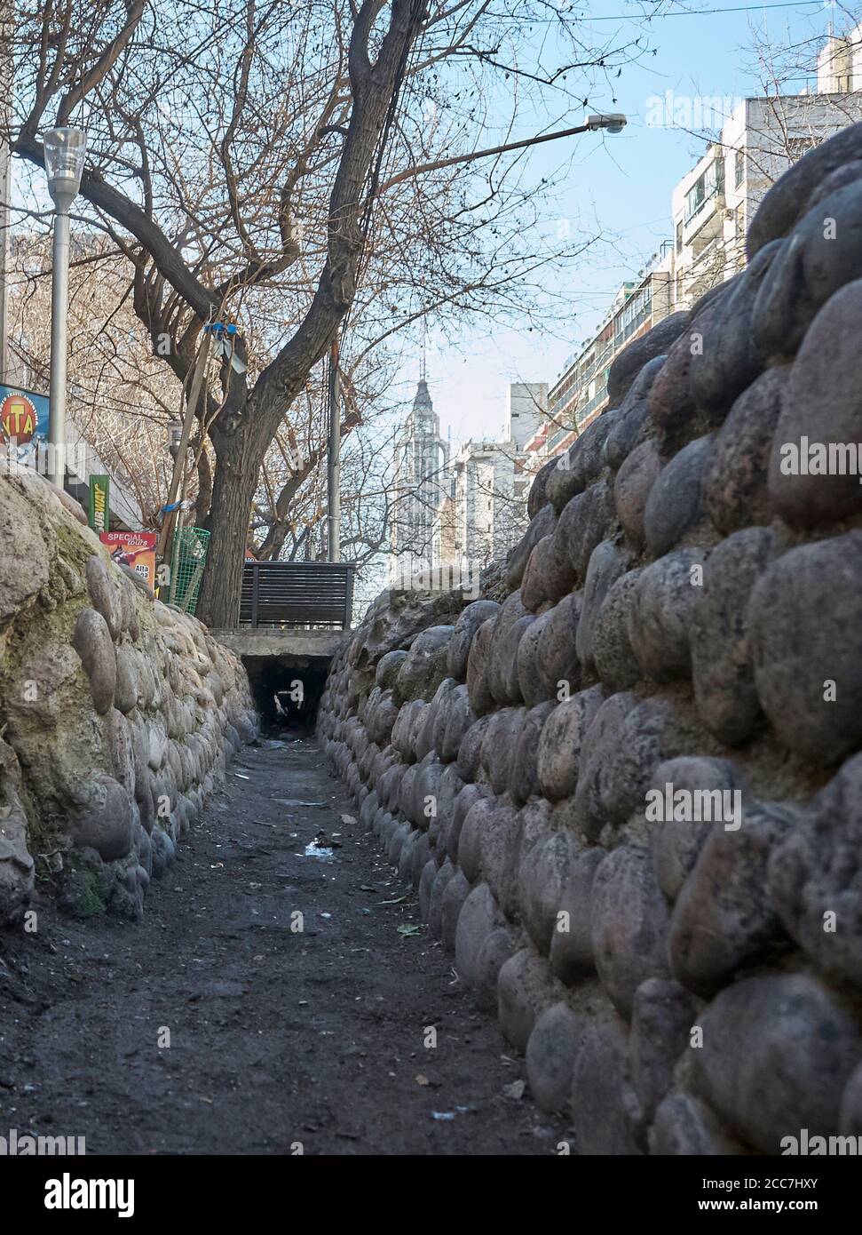 MENDOZA, ARGENTINA, 10 giugno 2015. Fosso di irrigazione, sistema di irrigazione sulle strade della città, Città, Città di Mendoza. Foto: Axel Lloret www.allofotografia.com Foto Stock