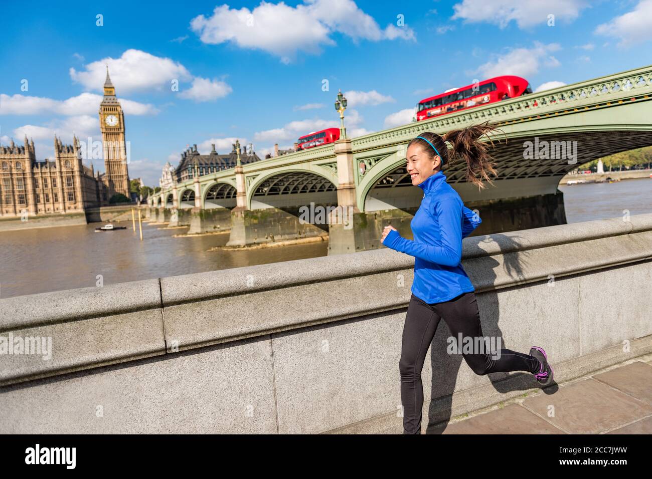 Londinese run fit runner woman jogging. Città urbana lifestyle sport ragazza running vicino Big ben. Atleta asiatico allenarsi al ponte di Westminster Happy in Foto Stock