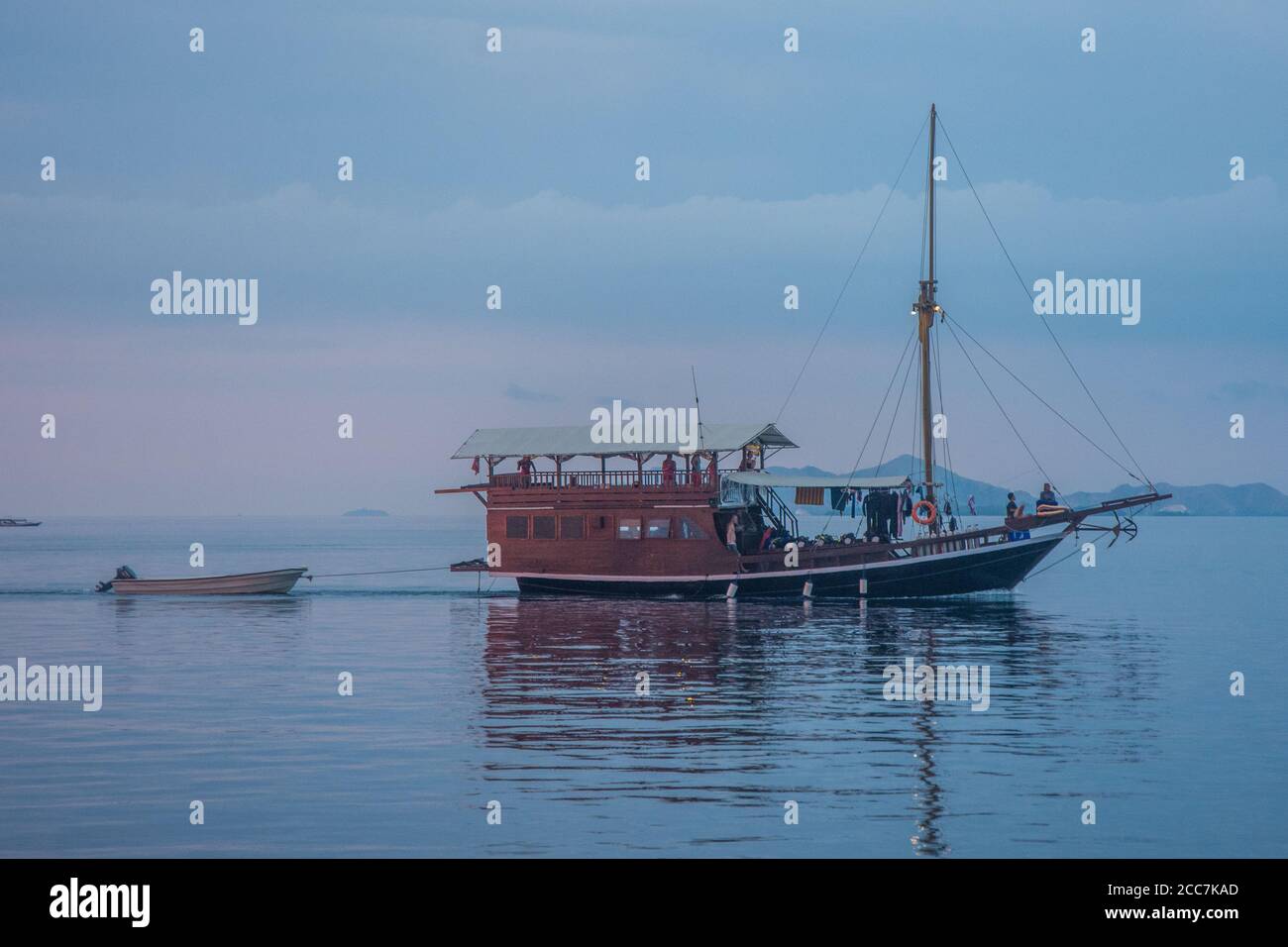 Una barca liveaboard usata per portare i turisti e i visitatori da labuan Bajo al parco nazionale di Komodo, un sito patrimonio dell'umanità in Indonesia. Foto Stock
