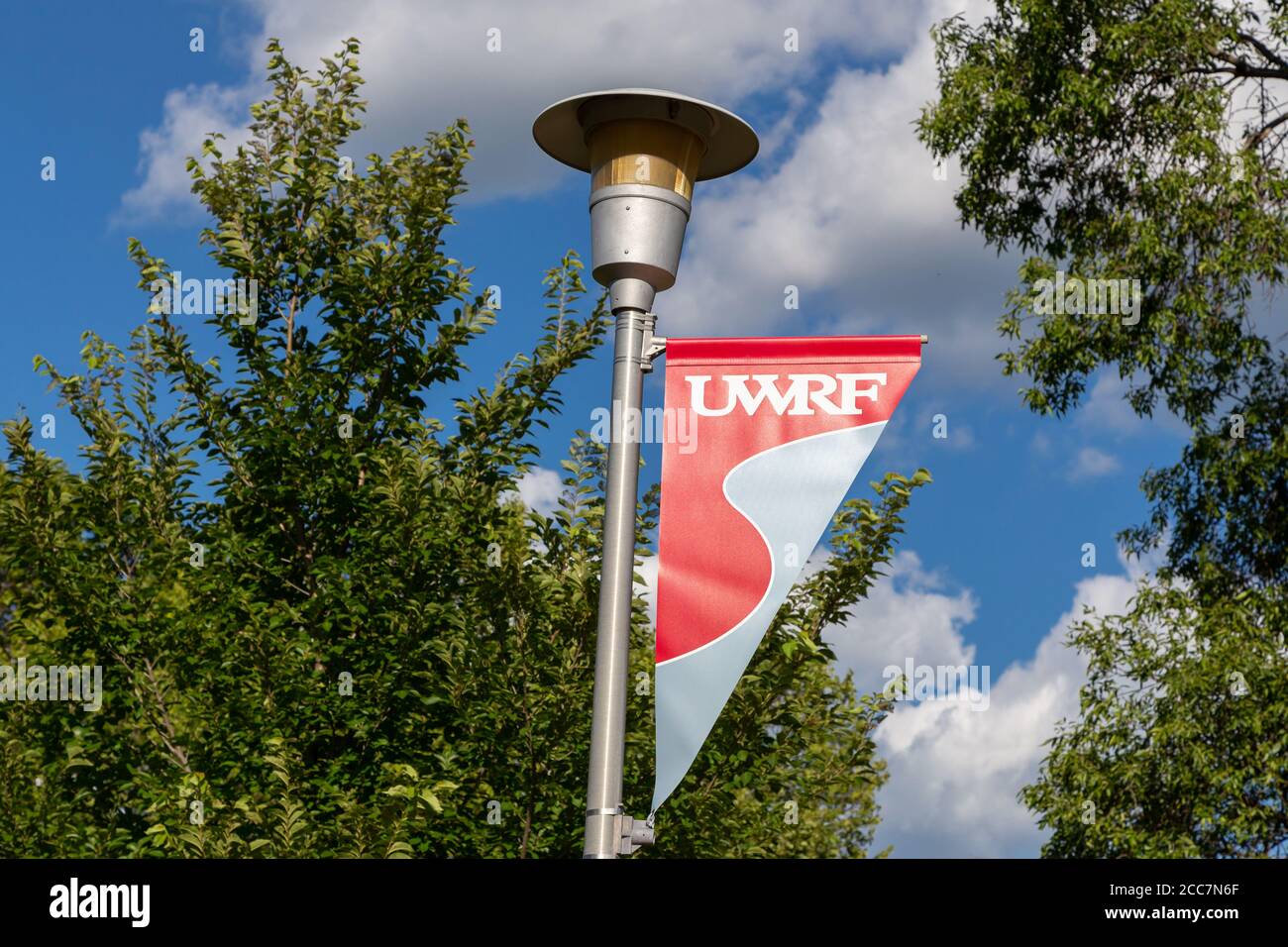 RIVER FALLS, WI/USA - 4 AGOSTO 2020: Banner e logo del campus alla University of Wisconsin River Falls. Foto Stock