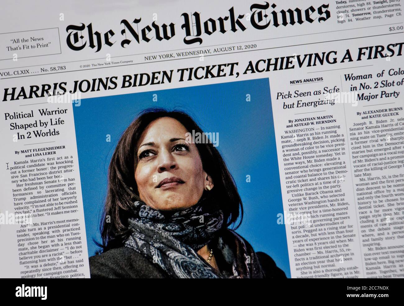 Un computer screenshot della prima pagina del New York Times dopo che Joe Biden ha selezionato Kamala Harris come suo vice-presidente di corsa. Foto Stock