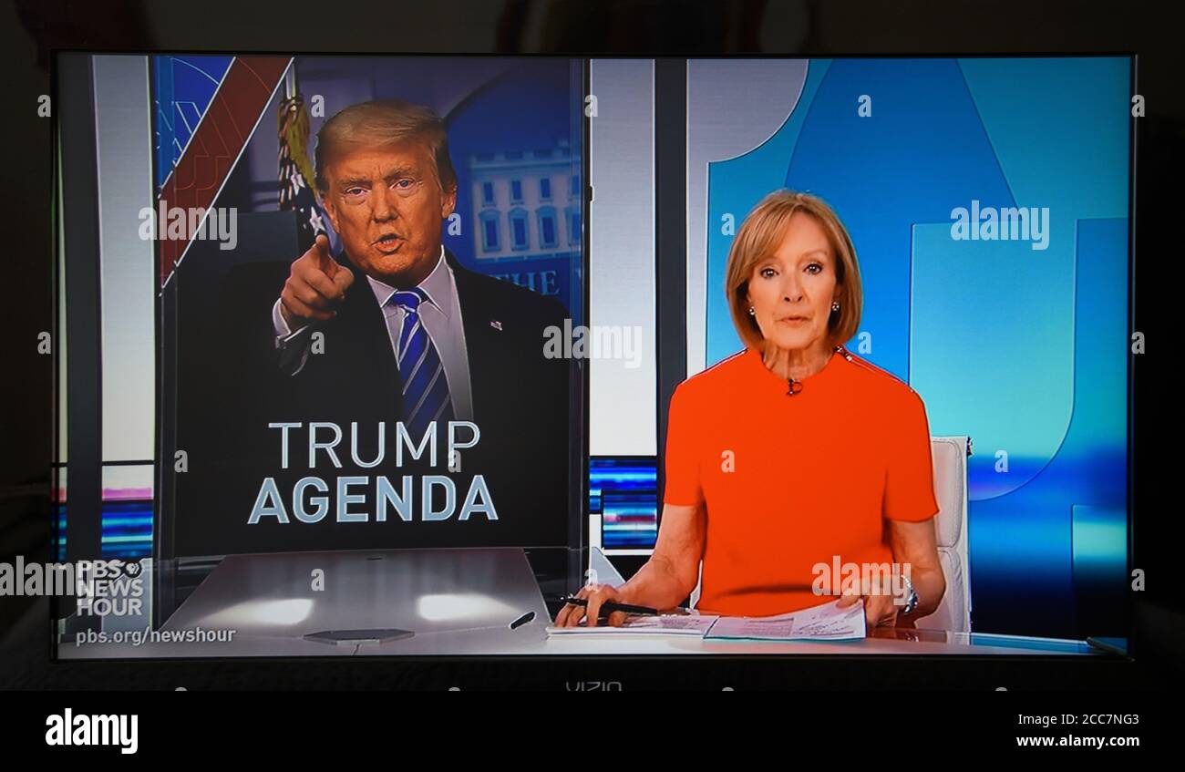 Uno schermo televisivo girato durante una trasmissione del PBS NewsHour ospitato da Judy Woodruff. Foto Stock