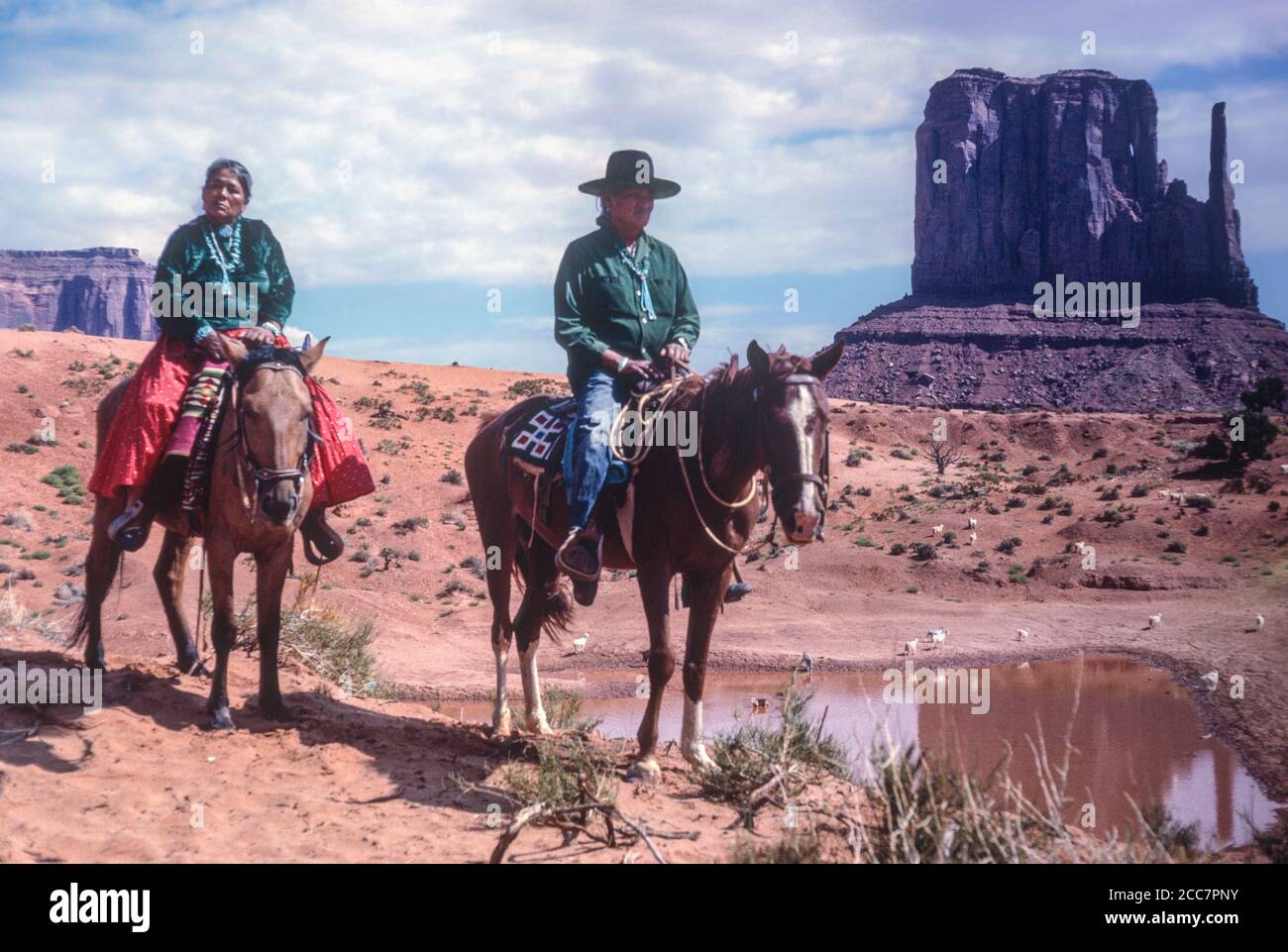 Navaho Man e Donna a Horseback, Monument Valley, Arizona, Stati Uniti. Fotografato agosto 1963. Foto Stock