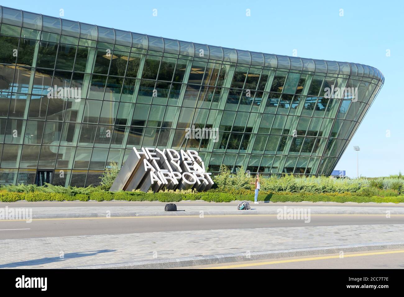 Heydar Aliyev International Airport in Baku, Azerbaigian. Vista esterna della moderna facciata terminale con vetro trasparente. Aeroporto di Baku. Foto Stock