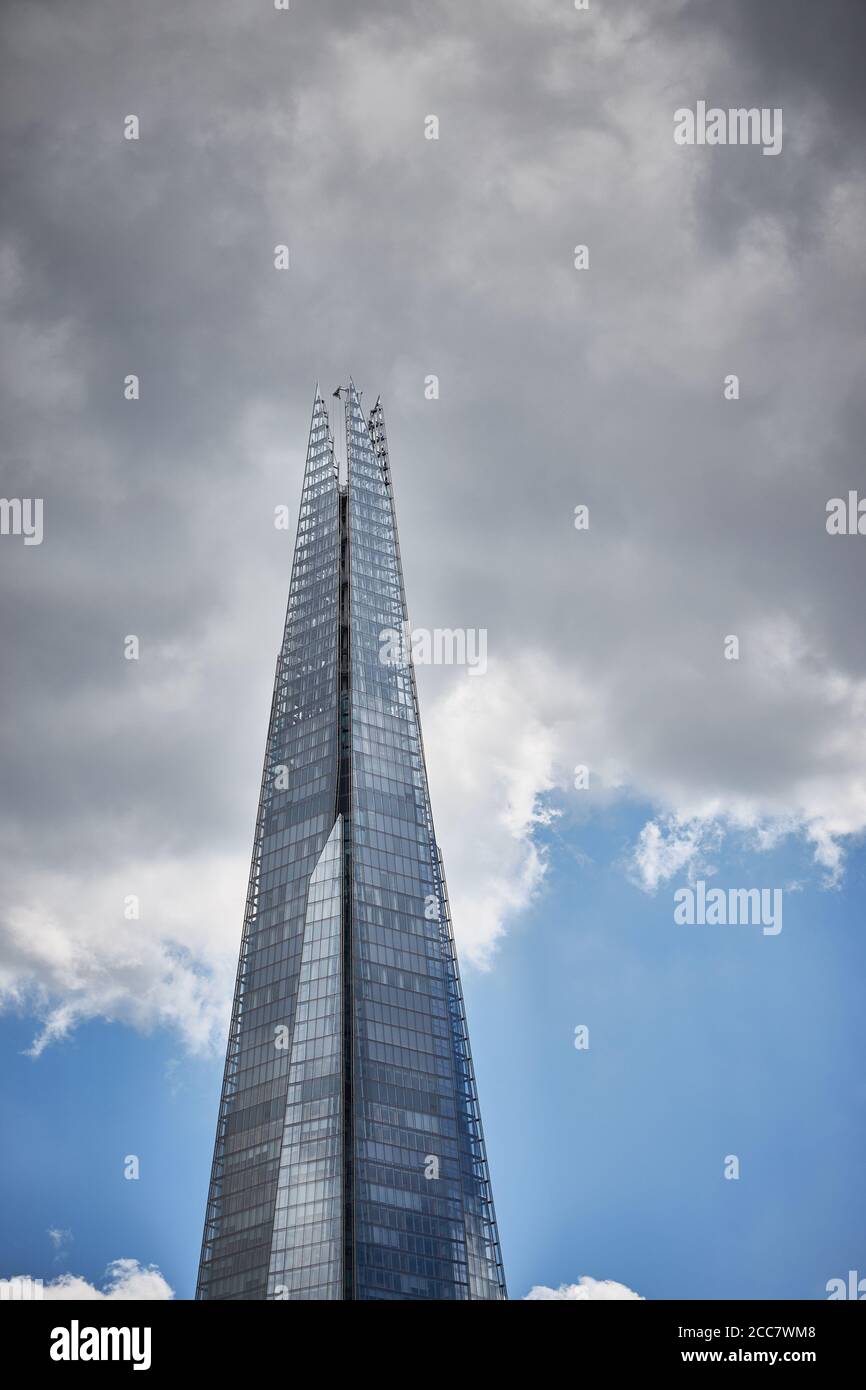 Il grattacielo Shard è alto 95 piani, l'edificio più alto d'Europa ed è stato progettato dall'architetto italiano Renzo piano Foto Stock