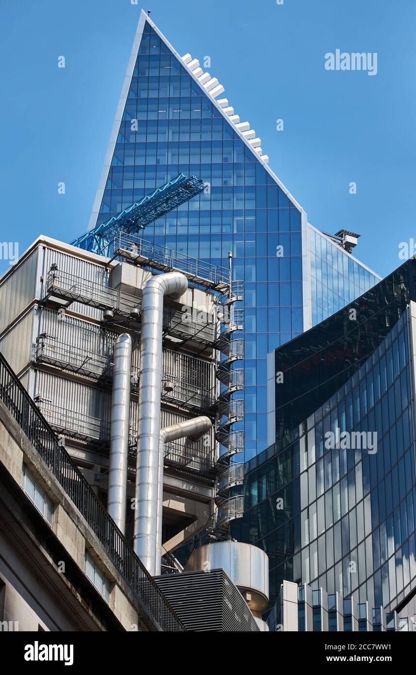 Giustapposizione di stili architettonici nella Città di Londra Foto Stock