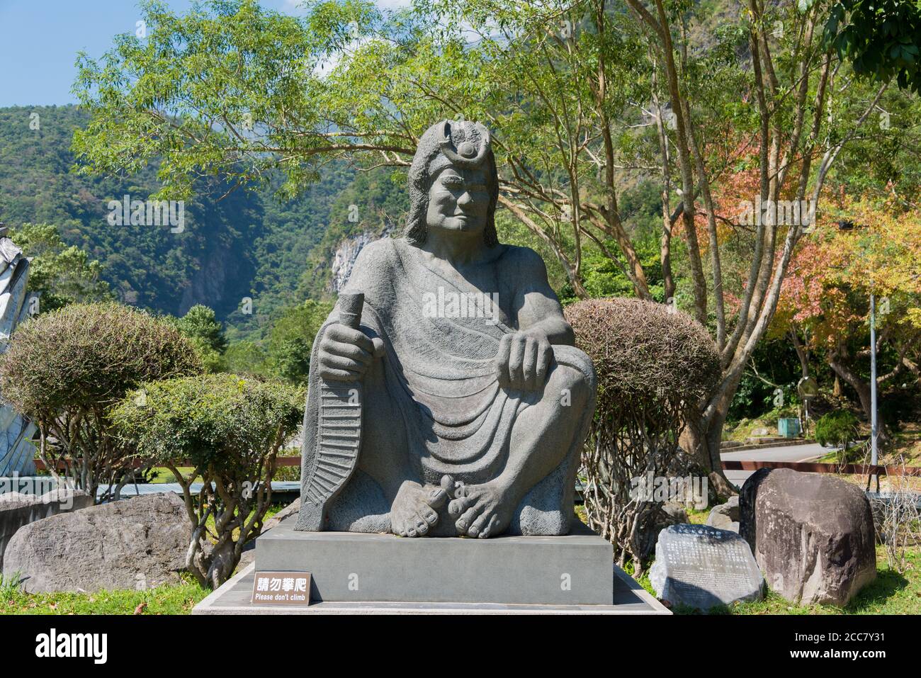 Hualien, Taiwan - Statua della gente di Taroko al Centro visitatori del Parco Nazionale di Taroko nel Parco Nazionale di Taroko, Xiulin, Hualien, Taiwan. Foto Stock