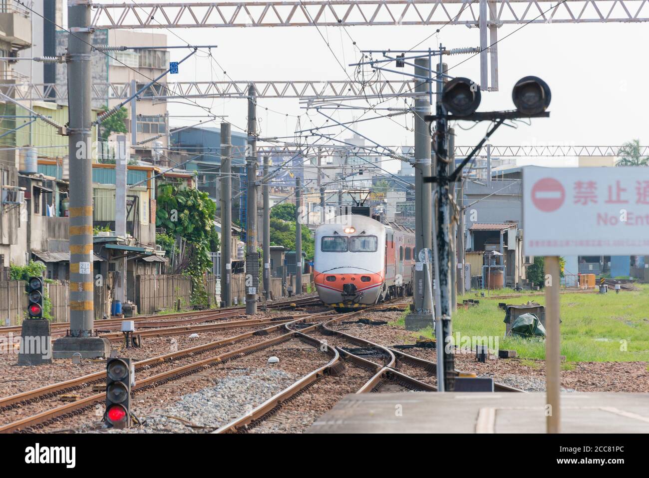 CHANGHUA, Taiwan - Taiwan Railway Tzu-chiang Limited express (E1000) alla stazione ferroviaria di Changhua a Changhua, Taiwan. Foto Stock