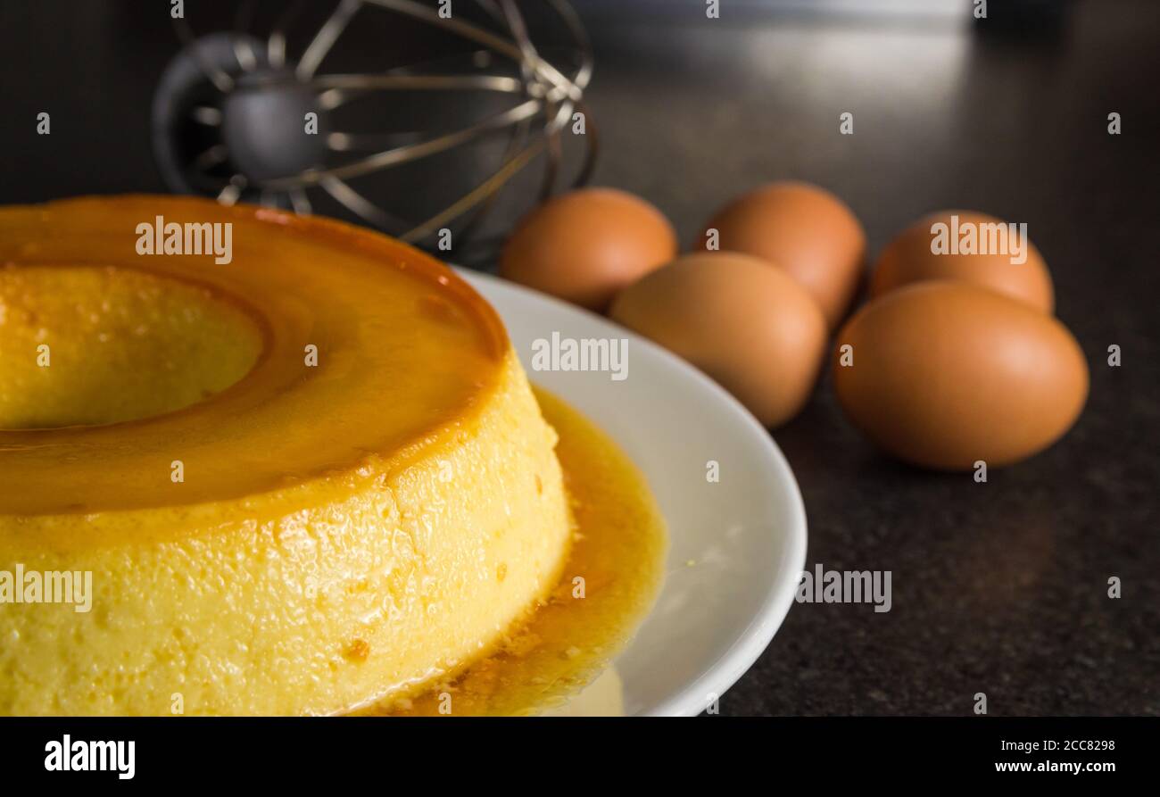 Dessert tradizionale brasiliano, budino di latte su sfondo scuro. Foto Stock