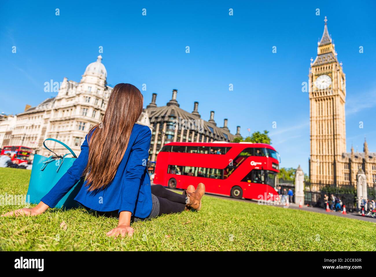 Donna stile di vita della città di Londra che si rilassa nel parco estivo di Westminster, autobus rosso e la grande torre ben. Ragazza urbana all'aperto Foto Stock