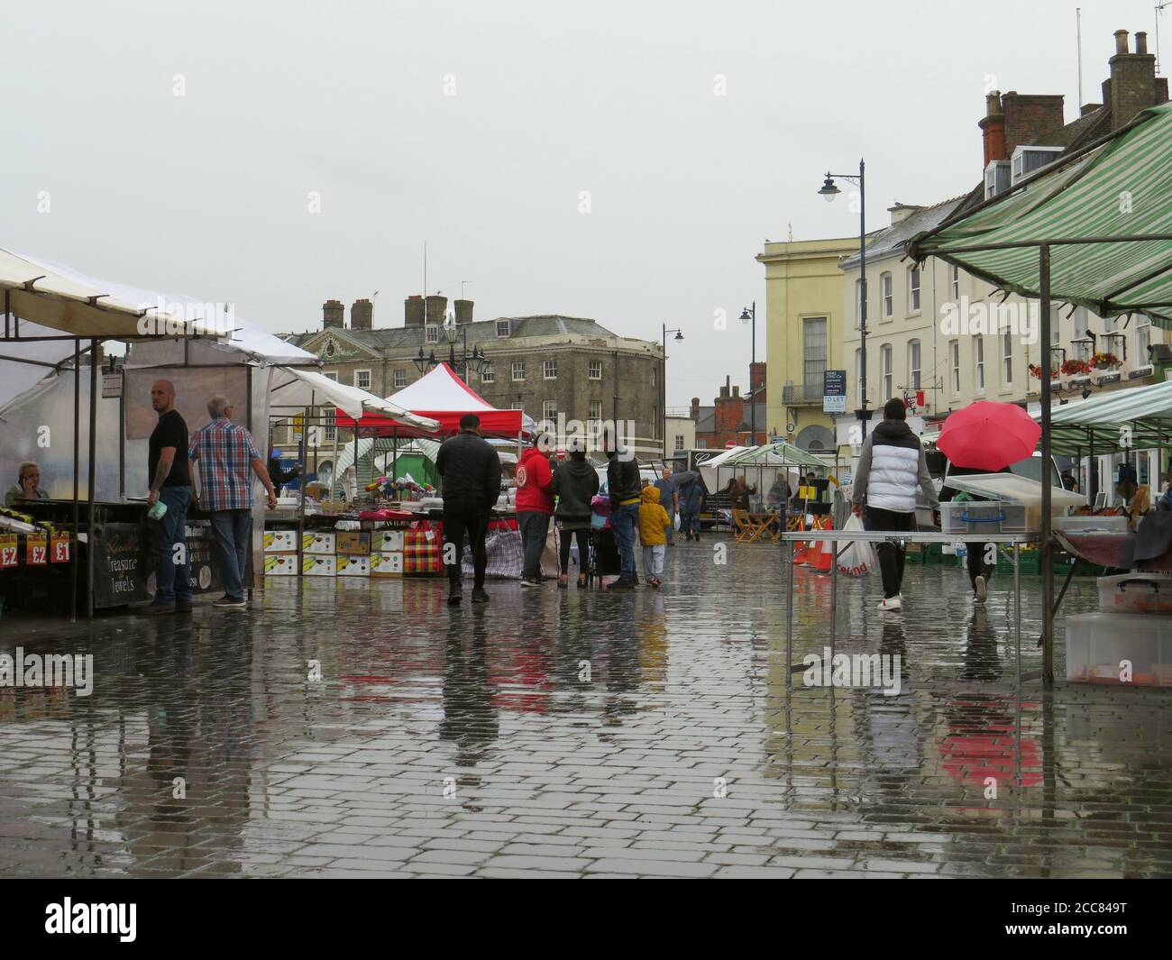 Il mercato locale in una giornata piovosa durante l'estate a Boston Lincolnshire. Foto Stock