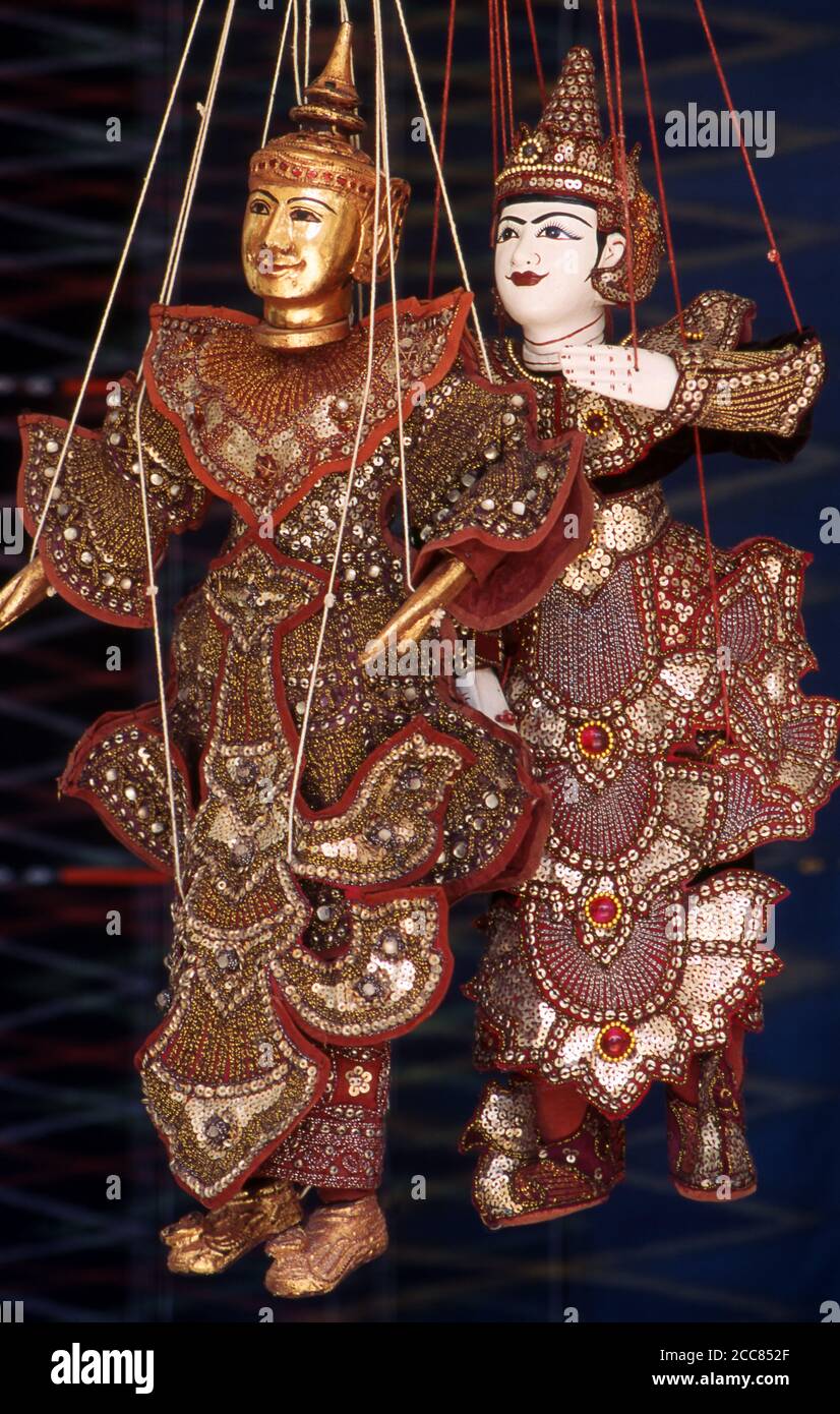 Birmania / Myanmar: Pupazzi tradizionali birmani (giogo thé) in vendita, Bogyoke Aung San Market, Yangon (Rangoon). Giogo thé (miniature lit.) è il nome birmano per marionette puppetry. Anche se il termine può essere utilizzato per marionotteria in generale, il suo uso si riferisce solitamente alla forma locale di puppetry a corda. Come la maggior parte dell'arte raffinata birmana, le performance di yoke thé provenivano dal regio patronato e furono gradualmente adattate per la più ampia popolazione. Giogo thé sono quasi sempre eseguiti in opere. Foto Stock