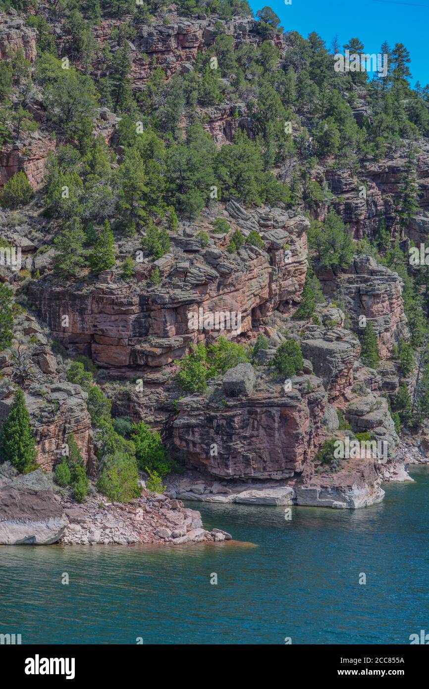 Il meraviglioso fiume verde cinto da mura che scorre attraverso la Flaming Gorge National Recreation Area di Ashley National Forest, Utah Foto Stock