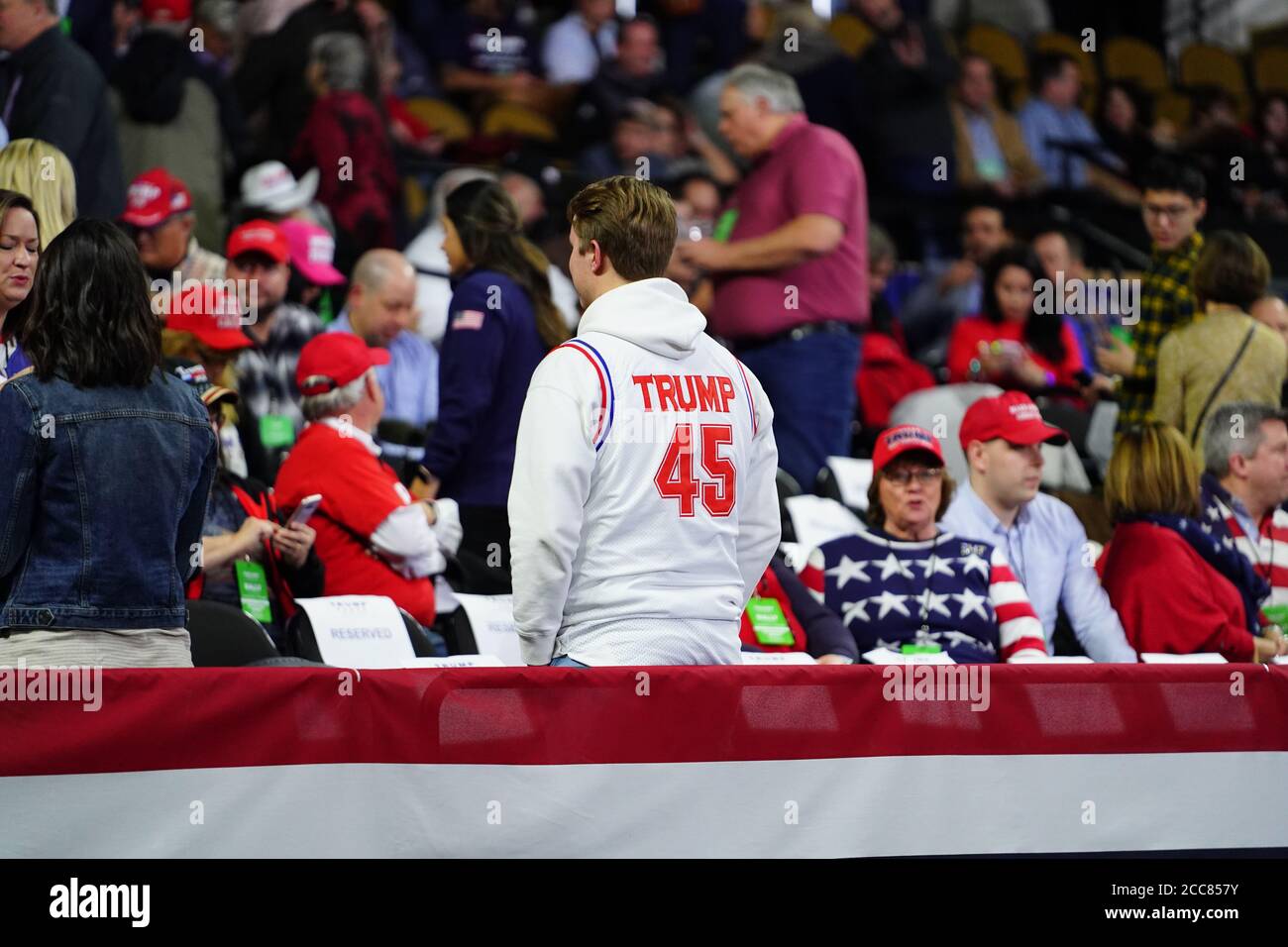 I tifosi del 45° presidente Donald Trump indossano la maglia numero 45 per sostenere il presidente degli Stati Uniti all'UW- Milwaukee Panther Arena. Rally DI MAGA Foto Stock
